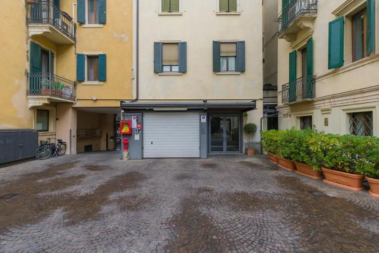 Apartment Appartamento Al Castello Verona Italy